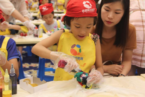 華都&middot;天元廣場(chǎng)親子扎染活動(dòng)樂(lè)趣上演