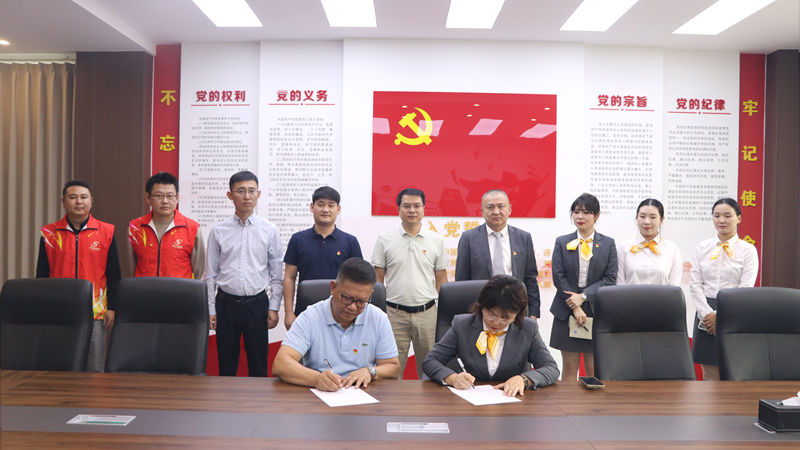 濟(jì)寧華都與濟(jì)寧高新區(qū)實(shí)驗(yàn)學(xué)校開展黨建聯(lián)建合作暨國旗護(hù)衛(wèi)隊(duì)服裝捐贈活動